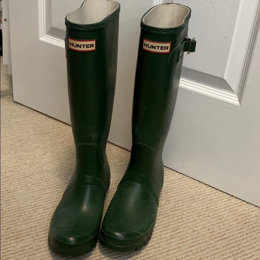 • SOLD • Hunter Brand hunter green wellies/rain boots